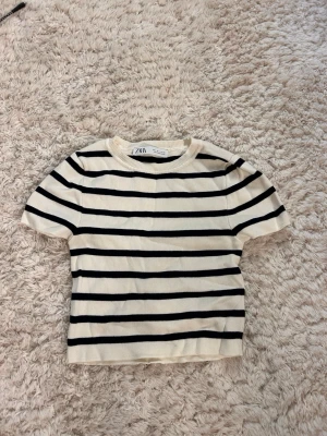 Randig  topp från Zara - Snygg topp från Zara. I väldigt bra skick och storlek S men rätt så liten i storleken!