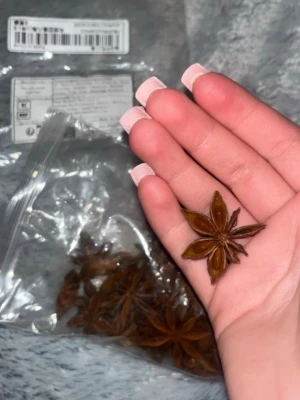 Hel stjärnanis i plastpåse - Säljer en påse med hel stjärnanis som dekoration. Stjärnanisen är brun och har den klassiska stjärnformen med flera spetsar. Kommer i en genomskinlig plastpåse.