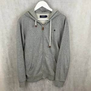 Grå hoodie från Morris - Riktigt soft Morris zip hoodie. Storlek S men sitter mer som M, Modellen är 180. Riktigt fint skick. Pris går att diskutera vid snabb affär!