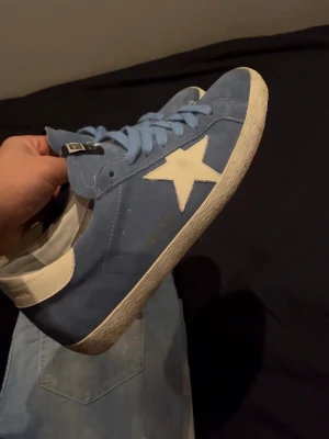 Golden Goose - Säljer ett par Golden goose som jag knappt använt för ett bra pris, skorna är exklusiva och är grymt snygga till våren/sommarn. Kom med frågor elr funderingar så fort ni har dem!