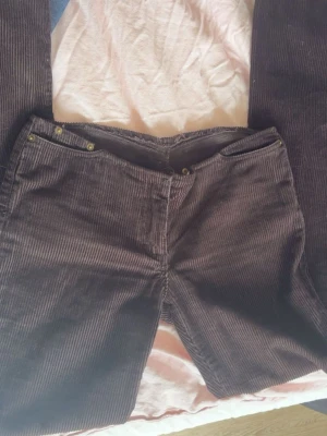 Bruna Manchester byxor  - Super snygga Manchester byxor med låg midja och vida ben