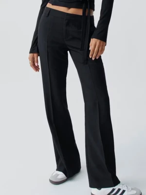 Svarta vida kostymbyxor tall - Snygga svarta kostymbyxor med lågmidja och raka, vida ben. Dom är i modellen tall 