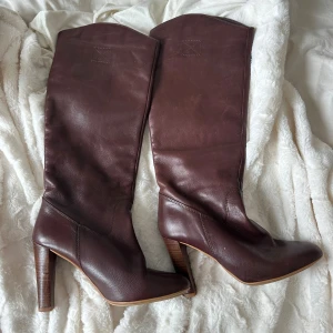 Rödbruna boots från zara - Boots från zara i en så fin rödbrun färg, sparsamt använda så fortfarande bra skick! Väldigt sköna 🩷