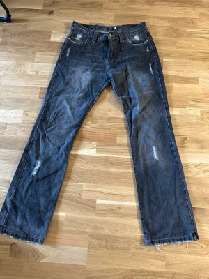 Vintage Y2K Dolce & Gabbana Jeans - Jeansen är från sent 1990 - tal till 2000- talet. Säljer på grund av att dem är för små. Bra skick då de är sällan använda! Finns inte att köpa längre. Högst bud gäller! 