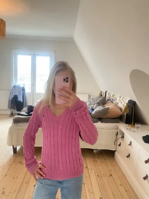 Rosa stickad tröja från Polo Ralph Lauren 💗   -   Superfin kabelstickad modell med logga.   Säljer pga används inte längre 💌