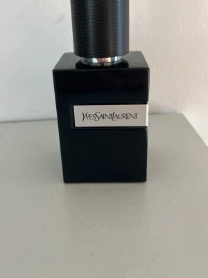 Yves Saint Laurent Y Le Parfum - YSL Y Le Parfum Ca 30 ml kvar av 60 ml  Fräsch doft perfekt för våren med bergamott, ingefära och träiga noter Förvarad mörkt och svalt Priset kan diskuteras vid snabb affär