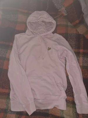 Laxrosa hoodie från Lyle & Scott - Laxrosa hoodie från Lyle & Scott i storlek M