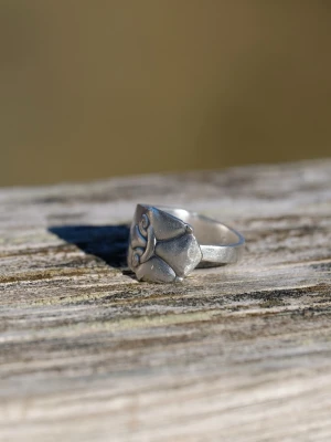 Silvrig ring med blomrelief - Unik ring i silverfärgad metall med en upphöjd blomrelief på ovansidan. Handgjord och tillverkad av ett skedhandtag!