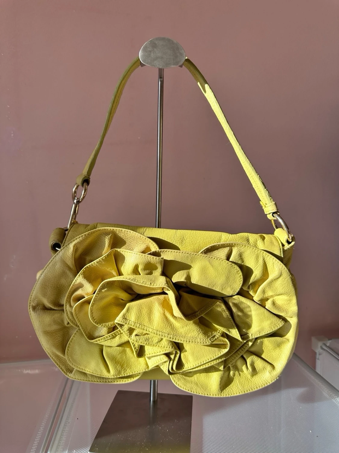 YSL Gul handväska med volangdetalj