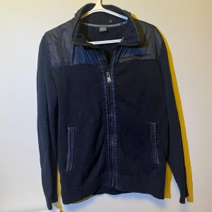 Bugatti Cardigan 🤩 - Tvärfet vintage cardigan från det fina märket Bugatti. Nypris: 3500kr. Den är i fint utformat material som du ser på bilderna och luvan går att ta av. Den är i bra skick. Pris går alltid att diskutera vid smidig affär 😀