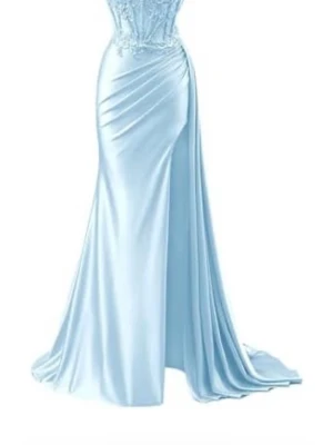 Ljusblå långklänning med spetsdetaljer - Elegant ljusblå långklänning med v-ringad överdel, spetsdetaljer och slits framtill. Klänningen har figurnära passform upptill och faller snyggt i ett glansigt satinliknande material. Perfekt för bal.