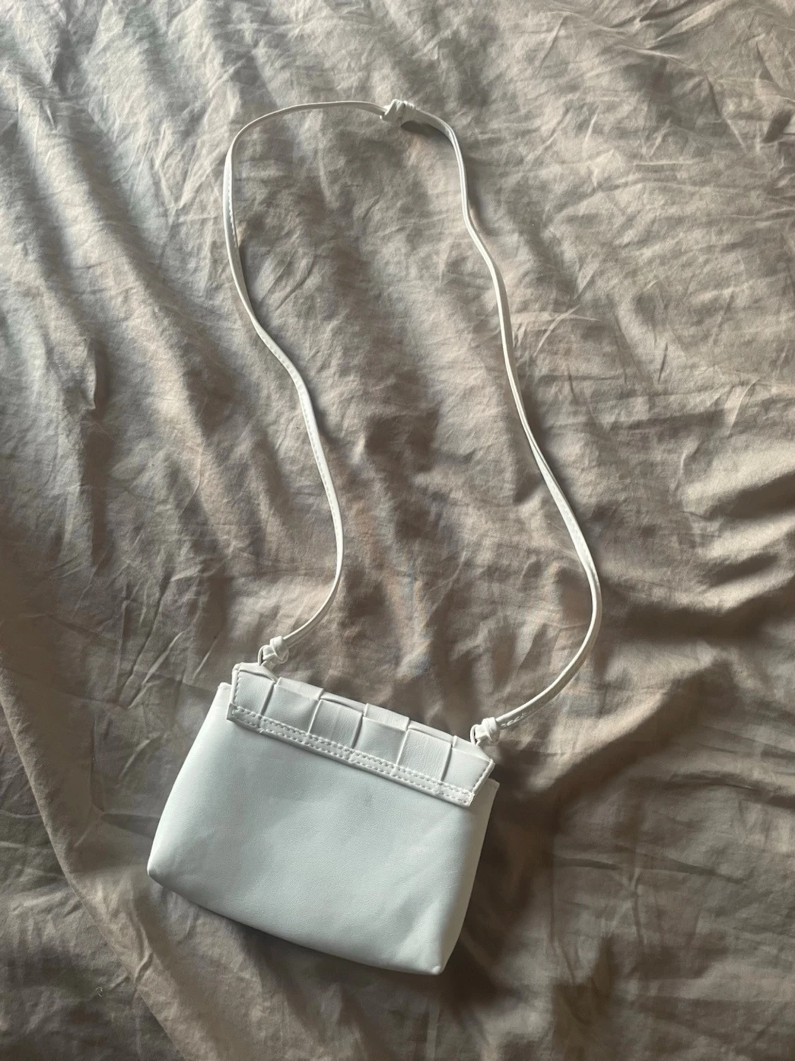 Vit flätad axelväska i konstläder - 1