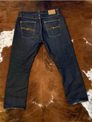 Raw Nudie EasyEmil - Raw Nudie EasyEmil jeans som inte tillverkad längre | Storlek W34 L32 | Straight Passform | 103cm Ytterben, 44cm Midja och 22cm benöppning | Fint skick! | Hör av dig vid frågor eller funderingar!🙌