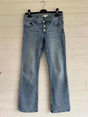 Ljusblå bootcut jeans  - Säljer ett par superfina ljusblå bootcut jeans med låg midja. Fickor framtill och baktill, samt justerbar midja. Bara att höra av sig vid frågor! Strl:158 barnstorlek 