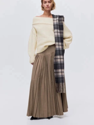 stickad tröja  - Jättefin mysig stickad tröja ifrån HM, har blivit använd flertal gånger men fortfarande typ i nyskick. Nypris 449kr, pris kan diskuteras 