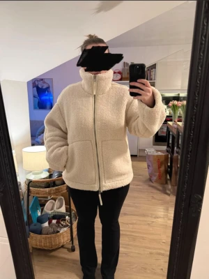  Teddyjacka  - Mysig populär teddyjacka från H&M med dragkedja framtill och hög krage. Jackan har två stora fickor framtill. 