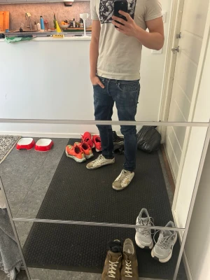 Dondup jeans - Säljer ett par mörkblå Dondup jeans i modellen George. Hör av er vid frågor!