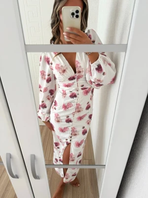 Blommig klänning - Jättefin blommig klänning som aldrig kommit till användning, prislapp kvar🌸