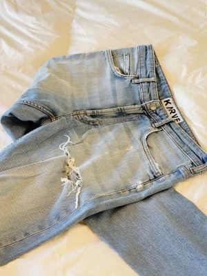 Ljusblå slitna jeans - Ljusa jeans med slitage ganska liten snus märke bak. Orginal pris: 899 mått midja 42cm längd 103cm benöppning 17cm