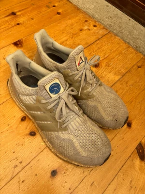 Adidas ultraboost - Adidas ultraboost. Skorna är väl använda men inte tvättade på bilden. Med en tvätt så blir de mycket fräschare. Storlek 45 1/3