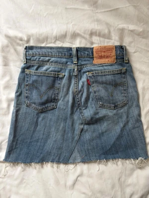 Levi’s jeanskjol  - Blå Levis jeankjol i väldigt mjukt material🤍 storlek 27x32 vilket är en S/M! 