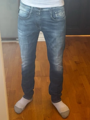 Blåa replay jeans i schysst tvätt - Inget tecken på användning, 9,5/10 i skick. Modell Anbass, W33 L32 - han på bilden är 183cm. Mycket populär färg. Köpt för 1700kr, original förpackning medföljer. Säljs billigt p.ga kommande tävlingsavgift lär betalas ✅ Hör av dig vid övriga funderingar ⭐️