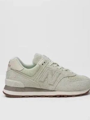 Ljusgröna New Balance sneakers - New balance 574 mineral. Använda 1 gång endast, andledning till att jag säljer- inte min still. Väldigt bekväma. Ser exakt ut som på bilden, vill du ha fler bilder är de bara att fråga!! Är öppen för bud!