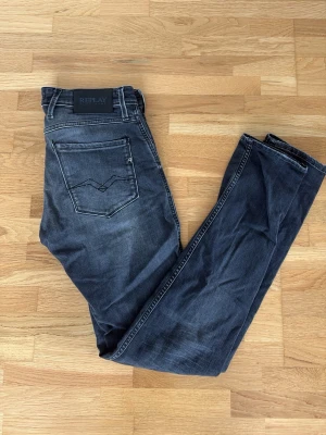 Svarta Replay jeans ambass slim fit - Säljer dessa snygga svarta jeans från  Replay Jeans i Slim fit anbass modellen. Bara använda ett par fåtal gånger så väldigt bra skick. Inga skador eller något. Skriv till mig över funderingar! Storlek 30x34