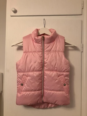 Söt barn väst  - Rosa söt väst från tidigt 2000 tal. Pris går att diskutera. 