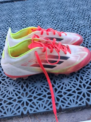 F50 pro - Ett par F50 pros, köpte dem för 1000kr snöret är lite kortare än den andra på vänsterskon men funkar utmärkt.