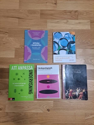 Kurslitteratur för lärarstudenter - Säljer ett paket med fem kursböcker för lärarstudenter: 'Språk i samspel', 'Etik i professionellt lärarskap', 'Att anpassa undervisning', 'Värdepedagogik' och 'Inledning till Etiken'. Perfekt för dig som pluggar pedagogik eller lärarutbildning. 1st för 100. Alla för 400kr
