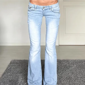 Jeans - Midjemått: 36cm rakt över, innerbenslängd: 78cm 💗