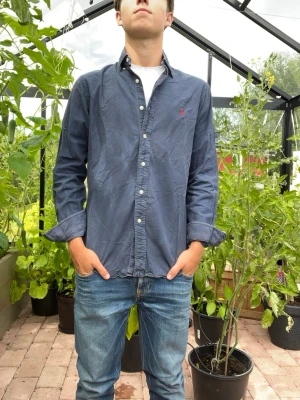 Mörkblå raffe skjorta  - Säljer en riktigt fett Ralph lauren skjorta i prima skick. Den är i storlek M. Hör av dig vid minsta fråga🙌
