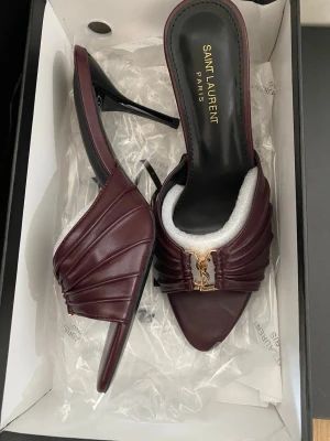 Vinröda Saint Laurent lädersandaler - Säljer dessa snygga klackarna, helt nya kommer med en påse och själva lådan✨