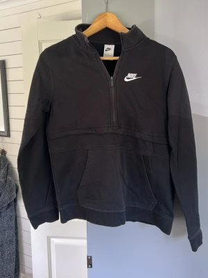 Nike tjocktröja - Tjocktröjan är i gott skick och har inga märken. Ända märkvärdiga är att den är lite solblekt men det är det. ☺️