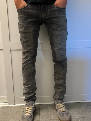 Grå replay anbass jeans - Säljer ett par grå replay anbass jeans i storlek 31/34. Jeansen är i mycket bra skick! Hör av er vid frågor eller funderingar!