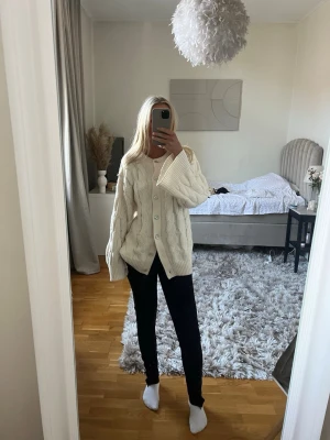 Kostymbyxor  - Svarta kostymbyxor, tight passform. Från Nelly, med dragkedja nedtill.