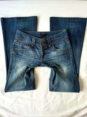 Lågmidjade bootcut jeans - Superfint skick! Midja: 74cm Innerben : 79cm