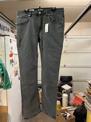 Svarta nya raka slimmy jeans med fem fickor - Snygga nya svarta slimmy jeans med rak passform och klassisk femficksdesign. Jeansen har normal midja och stängs med dragkedja och knapp. Materialet är denim i bomull och de har en stilren look som passar till det mesta. Storlek: W36 - L34. Alla lappar sitter kvar då de är oanvända. 