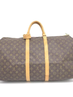 Louis Vuitton Monogram Keepall 55 - Vi presenterar Louis Vuitton Monogram Keepall 55 Handväska, ett tidlöst föremål som förkroppsligar lyx och sofistikering. Tillverkad av det ikoniska franska modehuset, är denna resväska ett bevis på Louis Vuittons varaktiga arv av elegans och funktionalitet.