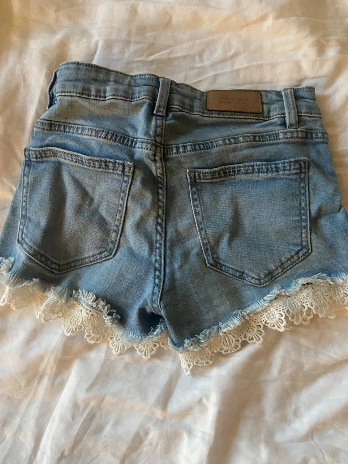 Blå jeansshorts med spetskant - 1