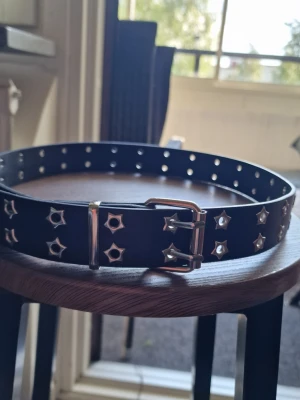 Skärp punk - Skärp punk. Längd 102 cm. Bredd 3,5 cm. Polyuretan. 