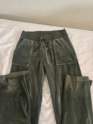 Juicy couture byxor - Juicy couture byxor i mörkgrönt storlek s, ena delen av snöret har lossnat, pris går att diskuteras!
