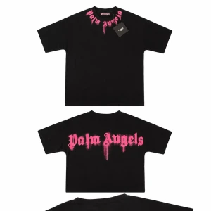 Svart Palm Angels t-shirt med rosa tryck - Svart t-shirt från Palm Angels med stort rosa logotyp-tryck både fram och bak. Klassisk passform med korta ärmar och rund hals. Tillverkad i mjuk bomull som känns skön mot huden. Perfekt för dig som vill sticka ut med en streetwear-look.