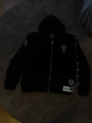 Chromeheart hoodie - Chromeheart hoodie – Storlek M(passar L)✅ – tag kvar, men kvitto saknas 💸 Helt oanvänd – inga märken, fläckar eller skador 📦 Originalpåse saknas, men skickas väl emballerad ⚠️ Säljes p.g.a. fel storlek 📍 Möts upp i Göteborg eller skickas spårbart  Skicka ett meddelande om du är intresserad eller har frågor!
