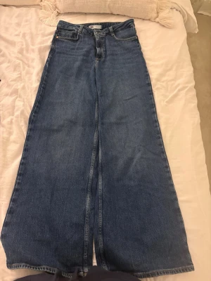 jeans zara  - högmidjade mörkblå vida jeans från zara storlek 38. använda fåtal gånger fint skick. 