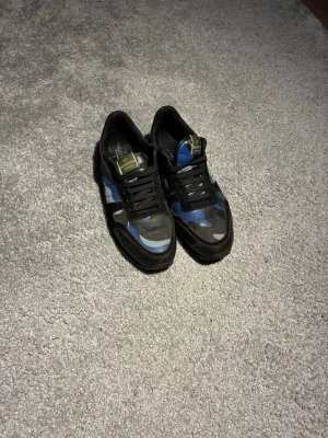 Valentino Rockrunners - Ett par riktigt feta valentino rockrunners i storlek 44! Litet hål bak på vänsterdojan, annars riktigt bra skick! Pris ej hugget i sten! 