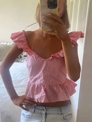 Rosa volangtopp h&m - Rosa topp med volang ärmar och öppen rygg från h&m 💕