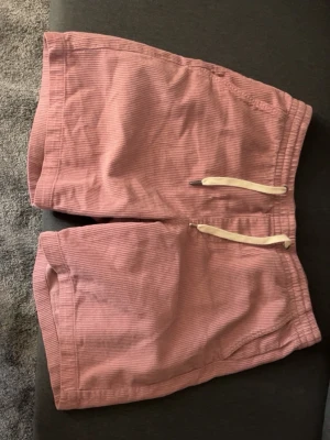 Kläder - Mjukisbyxa från Champion L , Linnebyxa stl M och shorts från HM stl L, shorts från Lindbergh stl L. 