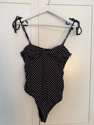Prickig body Zara - Säljer denna prickiga body från Zara. Storlek S, passar XS också. Endast använd fåtal gånger och i fint skick. Har en defekt i form av att dragkedjan inte går att stänga hela vägen upp. Vilket man kan se på sista bilden. Dock ingenting som påverkar funktionen. 490 kr + frakt! Vid fler frågor, etc skriv privat 🫰🏼🙌🏼🩷☀️